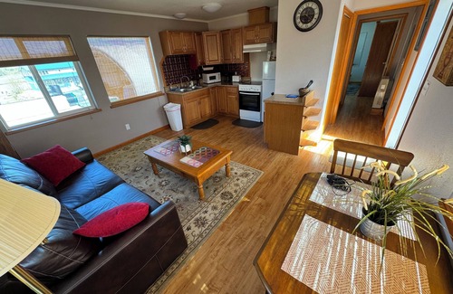 Craig Apartment | Oceanfront Deluxe Queen Suite C with Pet-Friendly Amenities