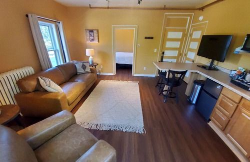 Laurium Hotel | Deluxe Queen Room with Scenic Park View and Pool Access