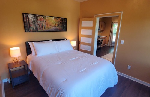 Laurium Hotel | Deluxe Queen Room with Scenic Park View and Pool Access