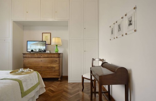 Terranuova Bracciolini Bed & Breakfast | Elegant Deluxe Room with A/C & Spa at Villa le Facezie B&B