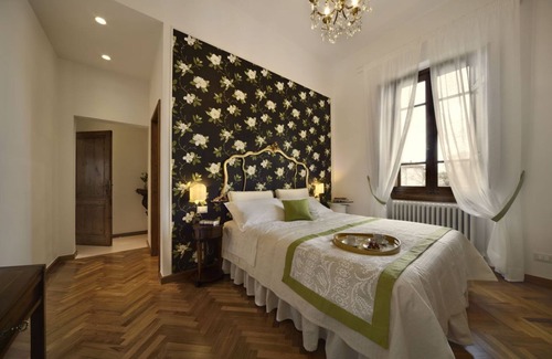 Terranuova Bracciolini Bed & Breakfast | Elegant Deluxe Room with A/C & Spa at Villa le Facezie B&B