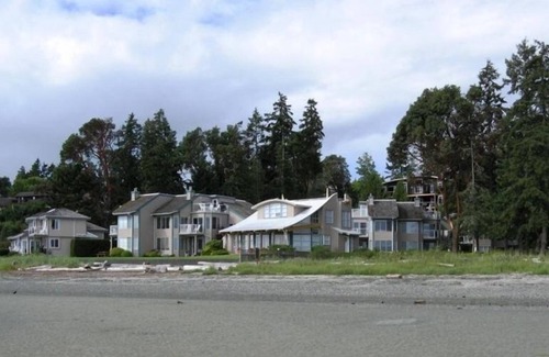Regional District of Nanaimo Condo | Top-Rated Rathtrevor Beachfront Retreat with Amazing Amenities