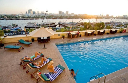 Al Rigga House | Stylish Room Near Bniyas Square Metro with Spa Access