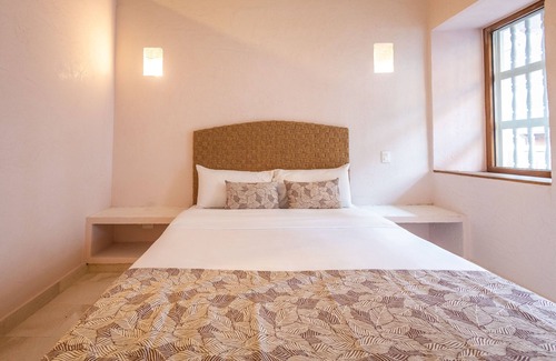 Centro Hotel | Deluxe Room @Walled City with Balcony