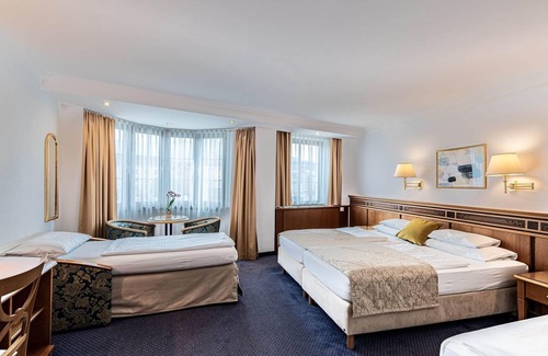 Innsbruck City Centre House | Elegant Deluxe Room at Hotel Mondschein with Great Amenities
