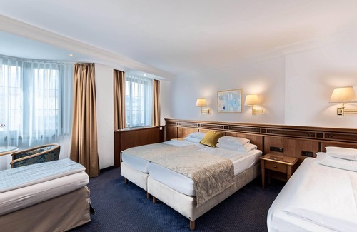Innsbruck City Centre House | Elegant Deluxe Room at Hotel Mondschein with Great Amenities