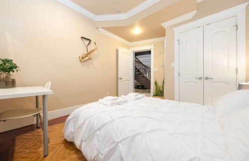 South Cambie House | Deluxe Room in Luxury Homestay Steps from Mall & Skytrain