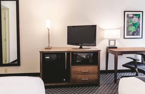 Myrtle Beach Hotel | Deluxe Room with 2 Double Beds at La Quinta Inn: Free Breakfast & Pool
