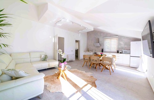 Lepetane Apartment | ❤️Deluxe Seafront 2BR| 3 Baths & Soaking Bath | Spacious with Stunning Bay Views