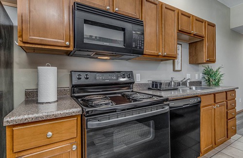 Bartlesville Apartment | Historic Downtown Deluxe Studio with Breakfast & Kitchen