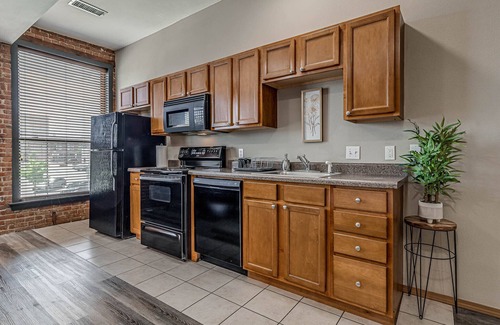 Bartlesville Apartment | Historic Downtown Deluxe Studio with Breakfast & Kitchen