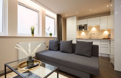 Hull Old Town Apartment | Deluxe Suites at Humber Lofts: Family-Friendly Comfort
