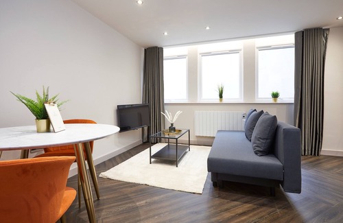 Hull Old Town Apartment | Deluxe Suites at Humber Lofts: Family-Friendly Comfort