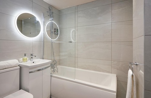 Hull Old Town Apartment | Deluxe Suites at Humber Lofts: Family-Friendly Comfort