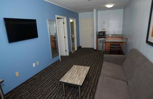 Sandwich House | Stylish Deluxe Suite with King Bed at Sandwich Lodge