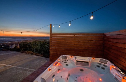 Shelter Cove Condo | Oceanfront Deluxe Suite with Jacuzzi | Guest Rated 10/10