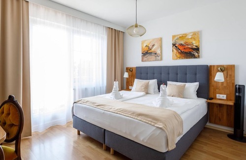 Morbisch am See Cottage | Spacious Deluxe Suite with Kingsize Bed at Pension Laubenhof