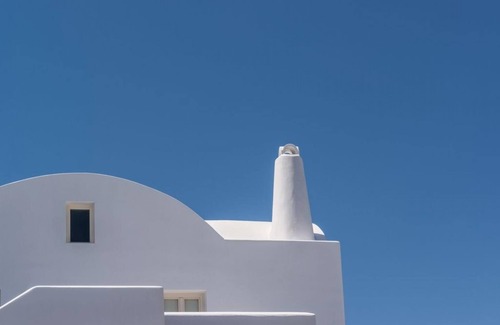 Pyrgos Apartment | Oceanfront Suite with Hot Tub - Ideal for Family Stays