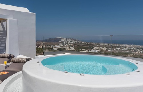 Pyrgos Apartment | Oceanfront Suite with Hot Tub - Ideal for Family Stays