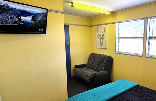 Orepuki House | Deluxe Suite with Netflix & Spa Right Next To The Hump Ridge Track