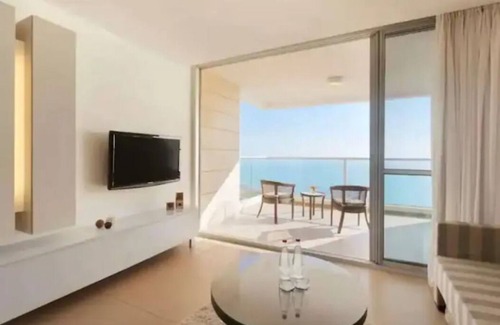 Acre Apartment | Ocean View Deluxe Suite with Pool and Family-Friendly Amenities
