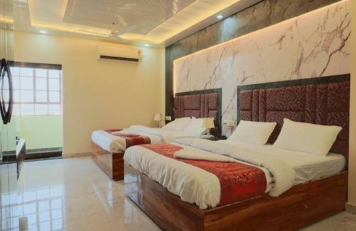 Chandauli Bed & Breakfast | Deluxe Twin Double Bedroom with Private Ganga View Balcony.