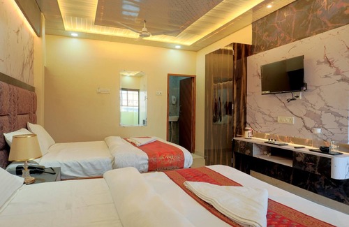 Chandauli Bed & Breakfast | Deluxe Twin Double Bedroom with Private Ganga View Balcony.