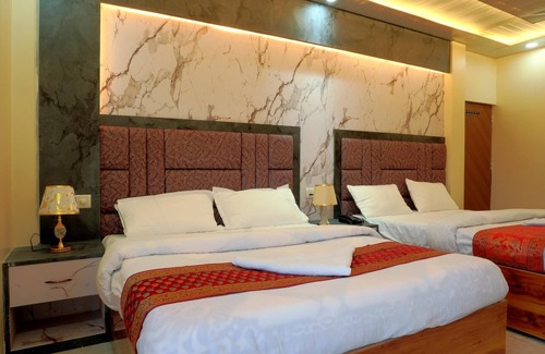 Chandauli Bed & Breakfast | Deluxe Twin Double Bedroom with Private Ganga View Balcony.