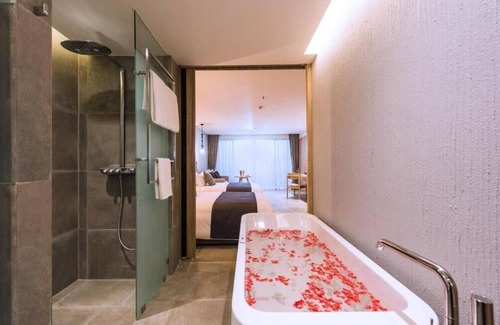 Khuekkhak Resort | Pool View Twin Room with Kitchen and Accessibility Features
