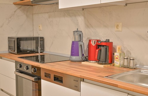 Bakırkoy Apartment | Modern Two Bedroom Apartment with Garden & Ocean View