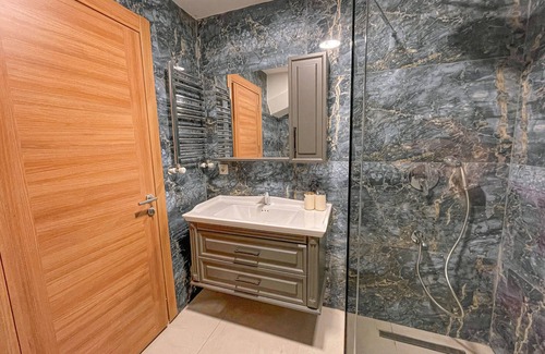 Bakırkoy Apartment | Modern Two Bedroom Apartment with Garden & Ocean View
