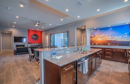 Uptown House | Elegant Uptown Residence with Hot Tub & 3 King Beds