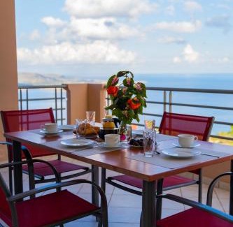Megala Chorafia Villa | Elegant Deluxe Villa Kamba with Ocean View - Rated 9.8/10