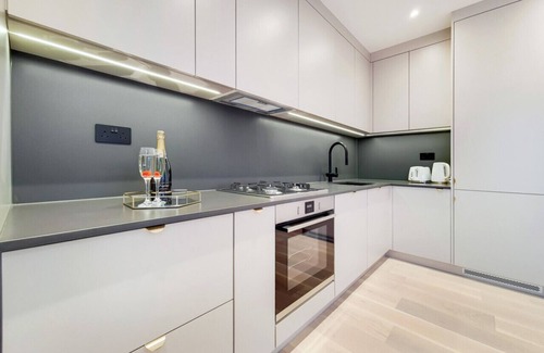Harrow Apartment | Modern Wembley Harrow Apartment with Kitchen & Breakfast