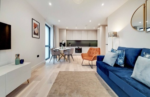 Harrow Apartment | Modern Wembley Harrow Apartment with Kitchen & Breakfast