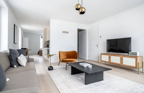 Sihlfeld Apartment | Contemporary Wiedikon Room with Kitchen Near the Market