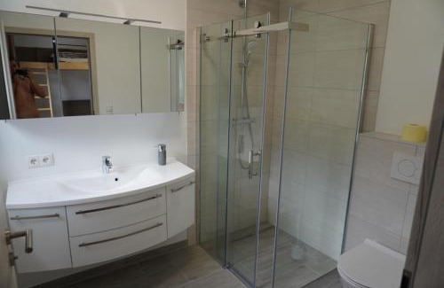 Imsterberg Apartment | Deluxefort: Ideal Retreat with Hot Tub & Sauna for 10 Guests