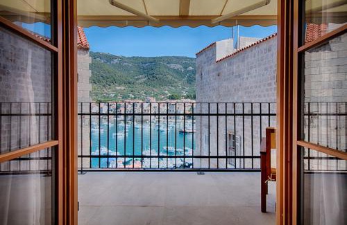 Komiza Apartment | Beautiful Demaria Apartment in Komiža with Ocean View