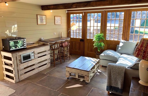 Abergavenny House | Serene Demesne Farm Guesthouse in Enchanting Countryside