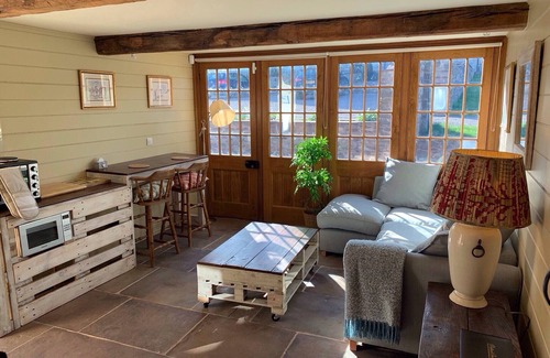 Abergavenny House | Serene Demesne Farm Guesthouse in Enchanting Countryside