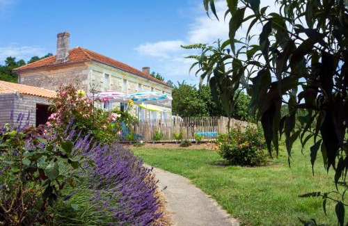 Saint-Thomas-de-Conac House | Elegant Stay at Demeure d'Alienor with Oceanfront Pool