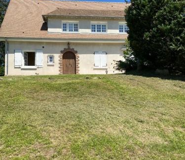 Varennes-sur-Allier Villa | Prestige Villa: Family-Friendly Retreat with Pool & Pets