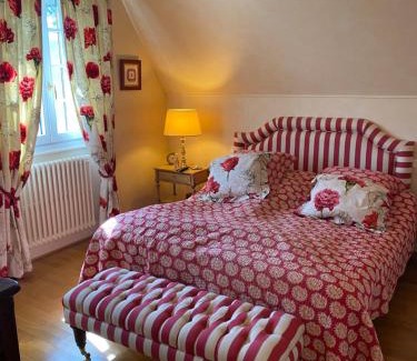 Varennes-sur-Allier Villa | Prestige Villa: Family-Friendly Retreat with Pool & Pets