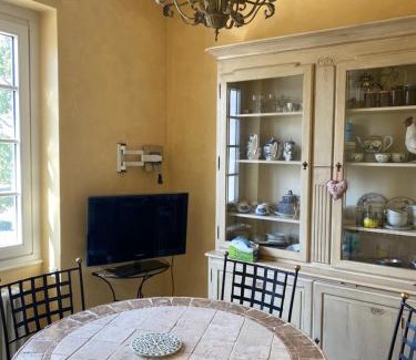 Varennes-sur-Allier Villa | Prestige Villa: Family-Friendly Retreat with Pool & Pets