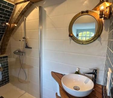 Feneu House | Experience Comfort at Demeure La Lande Fleurie Hotel