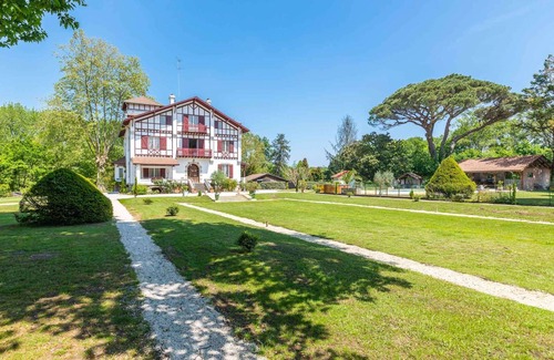 Soustons House | Tranquil Retreat at Demeure sur 2 Hectares with Pool