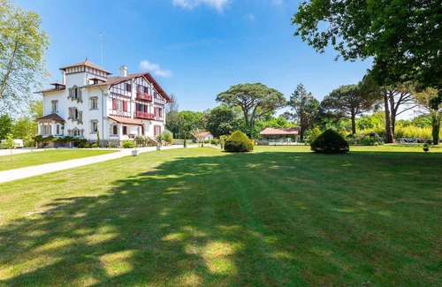 Soustons House | Tranquil Retreat at Demeure sur 2 Hectares with Pool