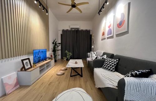 Pekan Melayu House | Family-Friendly DeMUJI Hotel: 4BR near ECM & KCM