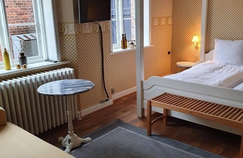 Ribe Hotel | Discover Den Gamle Arrest: Family-Friendly with Dining Option
