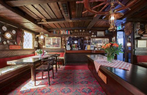 Sodermalm Boat Rental | Welcoming Den Röda Båten: Family-Friendly with Breakfast